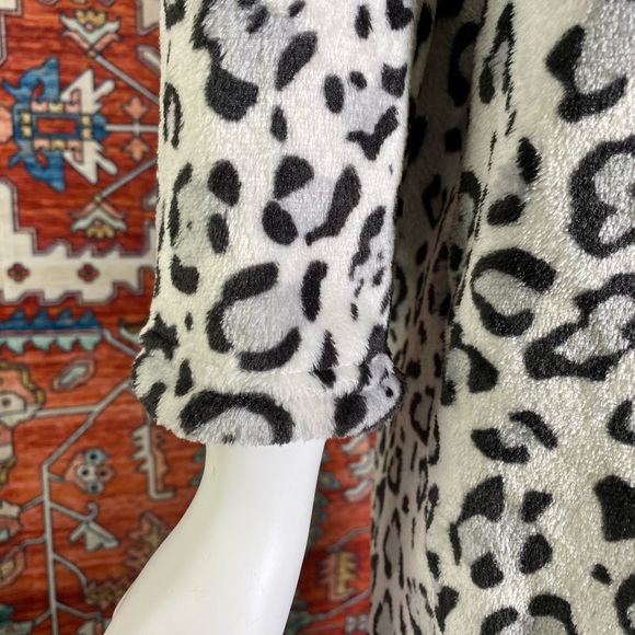 NWOT Grey Leopard Print Teddy Coat - Picture 6 of 8